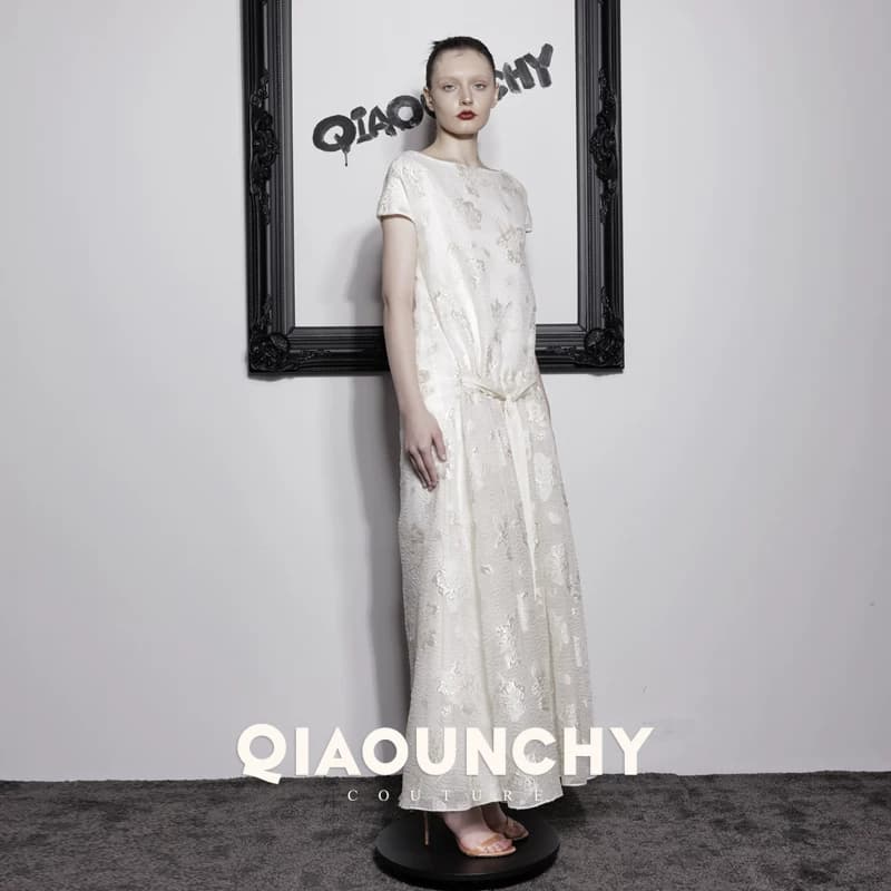 真丝浮雕提花 QIAOUNCHY俏云曦｜杏色真丝提花一字领系带长裙