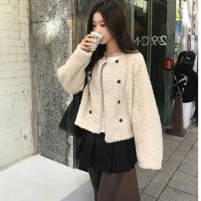 冬季实拍韩系温柔时尚小香风简约圆领双排扣绒毛短款百搭外套女装