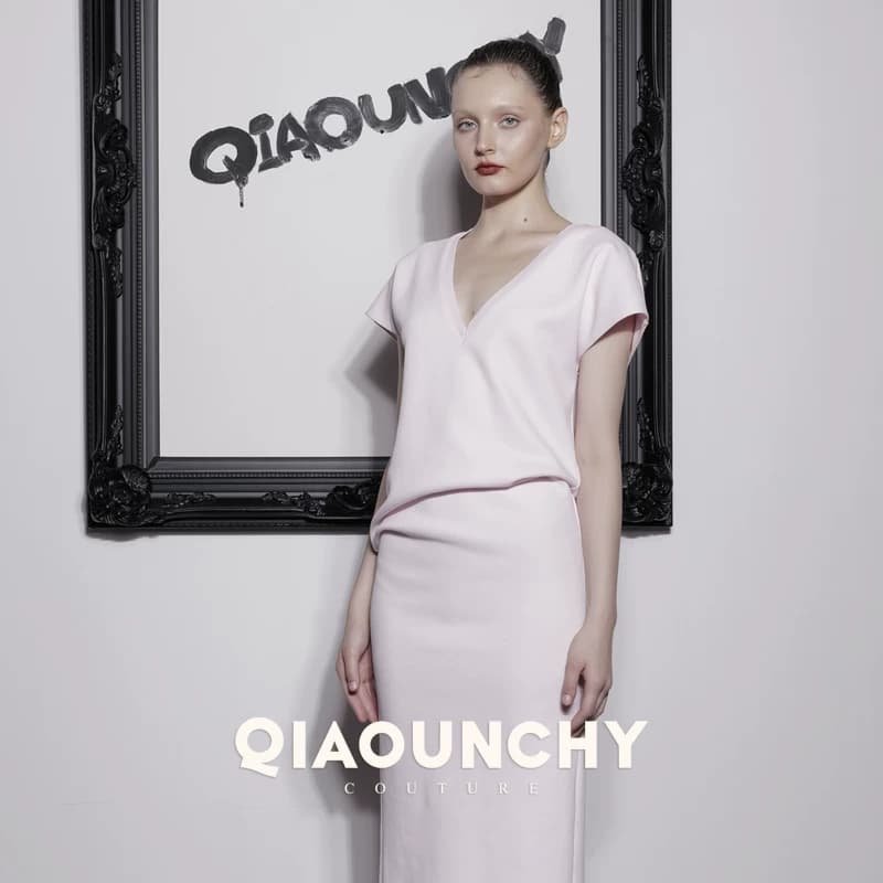 樱花粉 QIAOUNCHY俏云曦｜优雅修身V领小角袖针织包臀连衣裙长裙