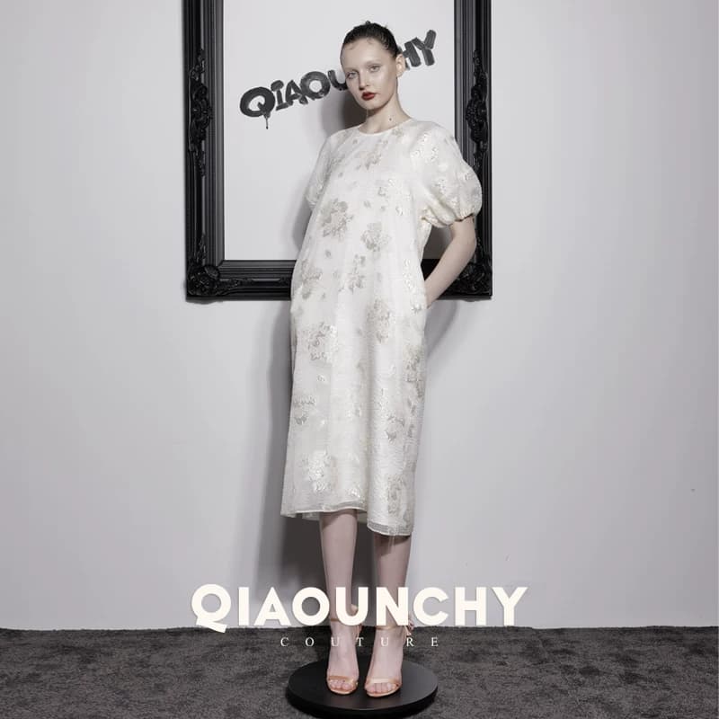 真丝浮雕提花 QIAOUNCHY俏云曦｜优雅真丝提花圆领连衣裙长裙春夏