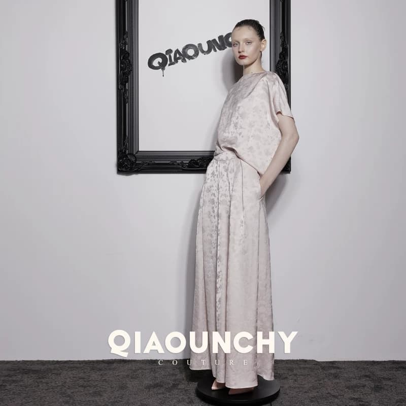 苏杭丝绸 QIAOUNCHY俏云曦 | 香槟粉暗纹提花上衣提花半裙套装