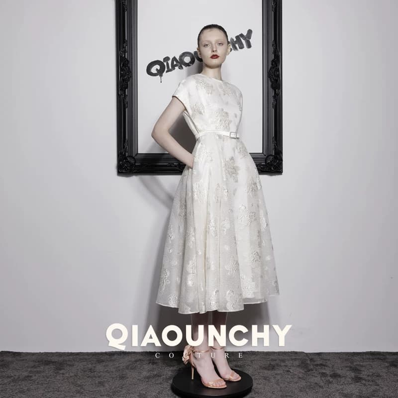 真丝浮雕提花 QIAOUNCHY俏云曦｜杏色法式优雅a字摆复古连衣裙