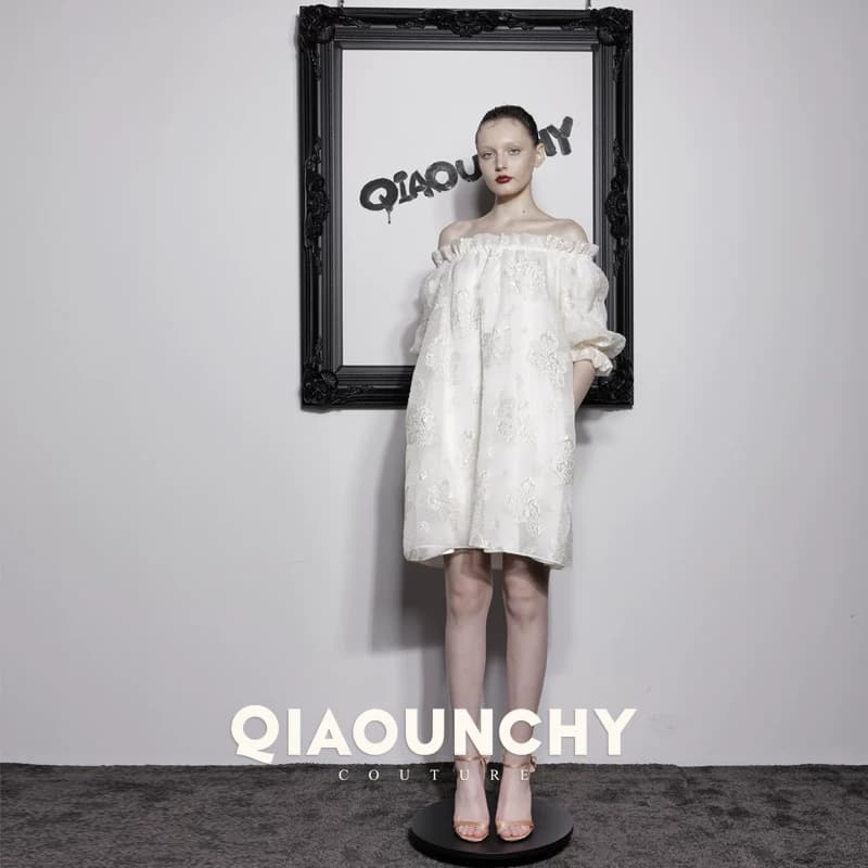 真丝浮雕提花 QIAOUNCHY俏云曦｜杏色真丝提花一字领中长连衣裙