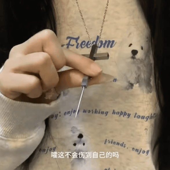 钛钢十字架项链男生女生防身项链伸缩卡针牙签随身防狼自卫吊坠