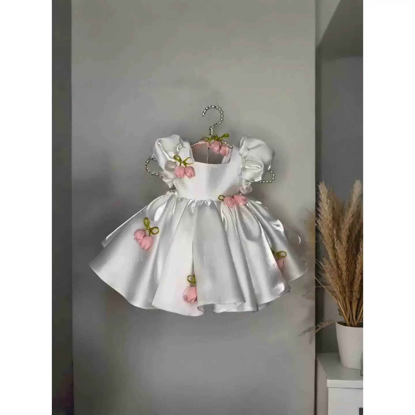 女童白色连衣裙女宝宝生日礼服郁金香花朵蓬蓬裙绑带泡泡袖公主裙