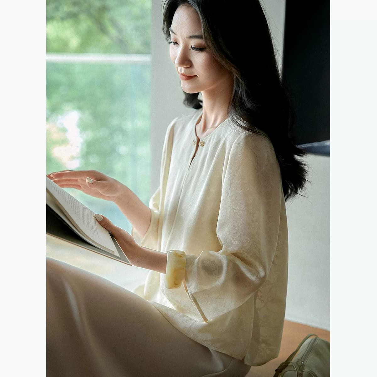 秋季半圆领休闲风镂空印花绞文艺设计感八分袖宽松款小衫上衣女装