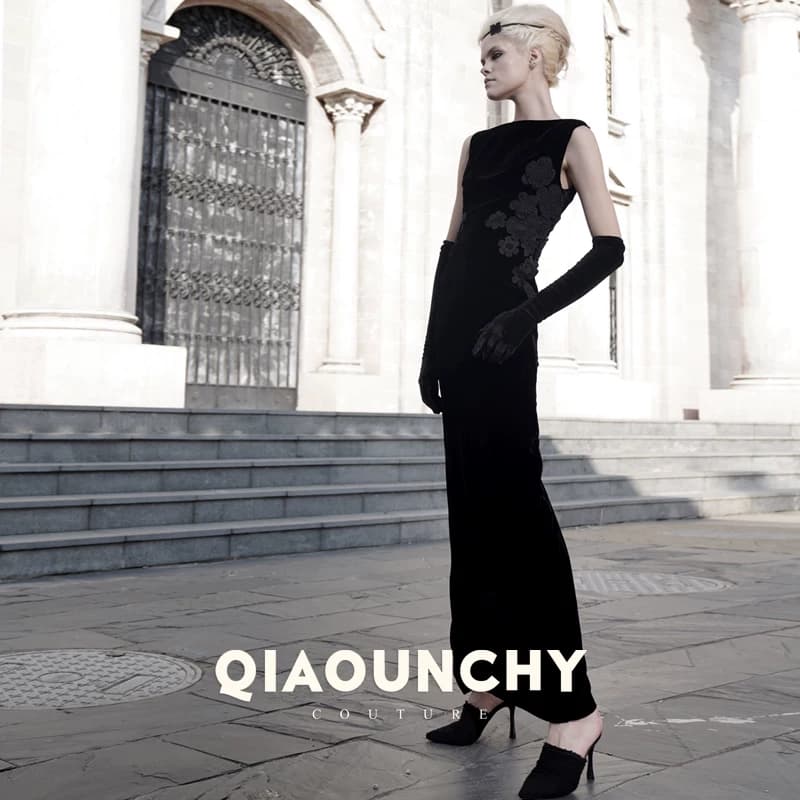手缝花 QIAOUNCHY俏云曦｜黑色真丝丝绒法式一字领收腰礼服连衣裙
