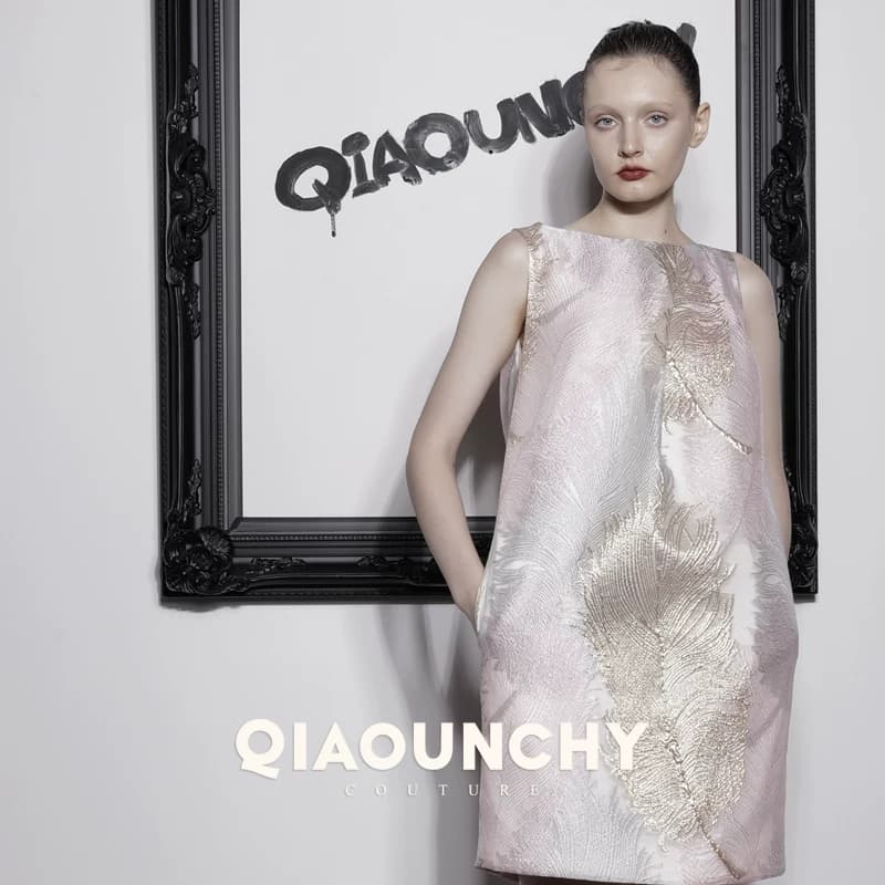 欧洲进口提花料 QIAOUNCHY俏云曦｜金粉色羽毛提花圆领阔褶连衣裙