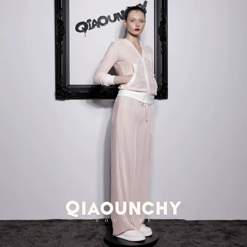 舒适感 QIAOUNCHY俏云曦 | 粉色真丝丝绒连帽衫阔腿裤套装26春装