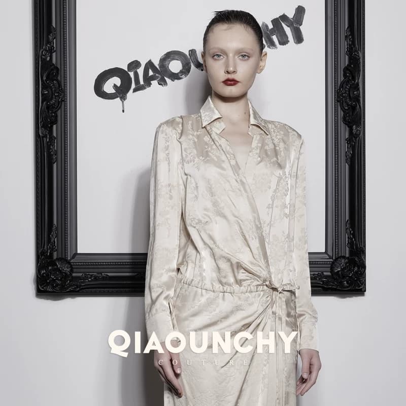 苏杭丝绸 QIAOUNCHY俏云曦｜新品杏色暗纹提花高开衩衬衫式连衣裙