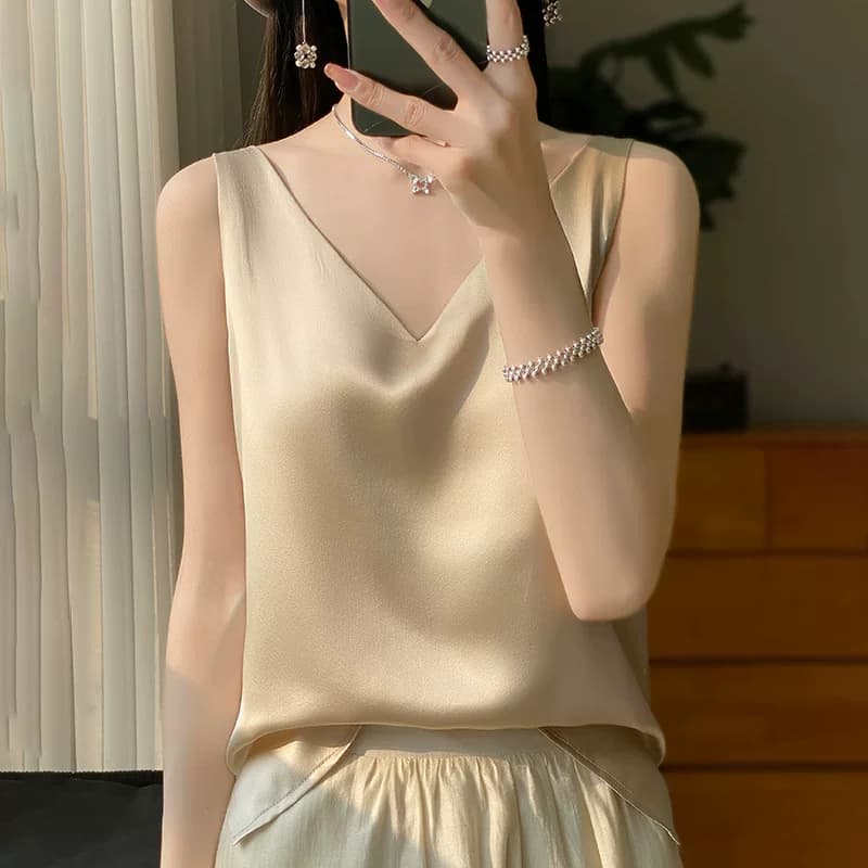 缎面吊带背心女洋气内搭西装新款春夏V领缎面打底性感美背上衣T