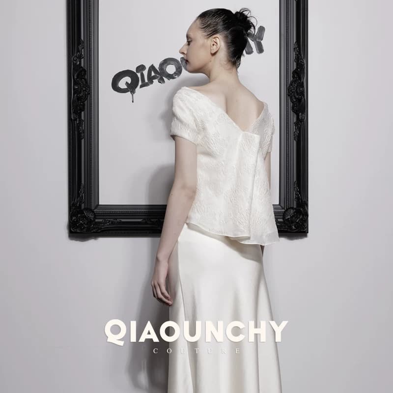 蝴蝶背 QIAOUNCHY俏云曦｜杏色浮雕提花深V领露背立裁短上衣女 - 缩略图4