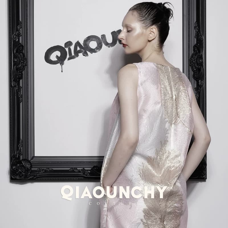 欧洲进口提花料 QIAOUNCHY俏云曦｜金粉色羽毛提花圆领阔褶连衣裙 - 缩略图4