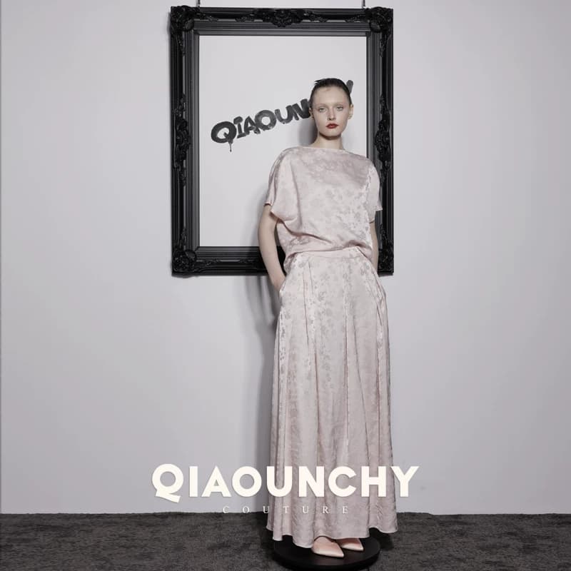 苏杭丝绸 QIAOUNCHY俏云曦 | 香槟粉暗纹提花上衣提花半裙套装 - 缩略图4