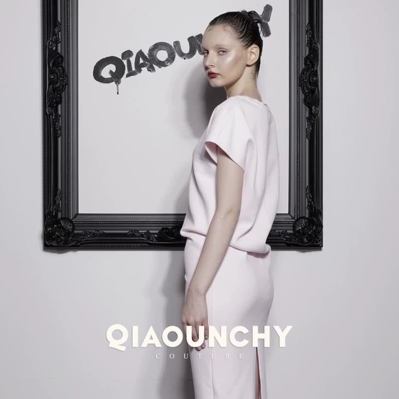 樱花粉 QIAOUNCHY俏云曦｜优雅修身V领小角袖针织包臀连衣裙长裙 - 缩略图4