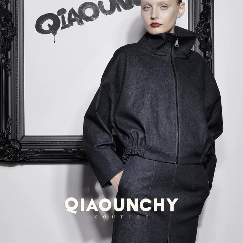 极简主义 QIAOUNCHY俏云曦 | 蓝色洗水牛仔高领短外套开衩半身裙 - 缩略图2