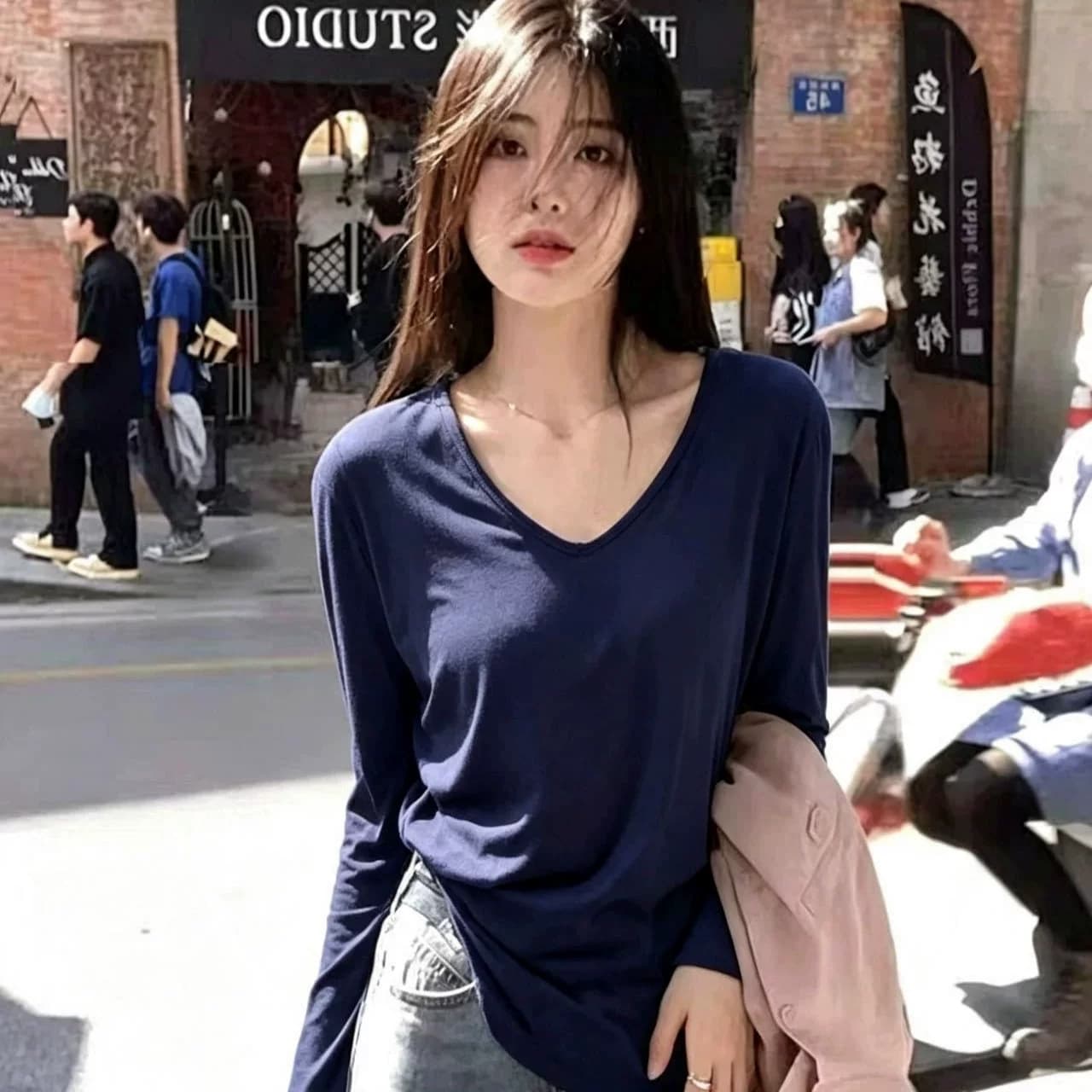 【92人棉】白色纯欲V领漏锁骨长袖女秋冬慵懒宽松T恤垂感打底qyg - 缩略图4