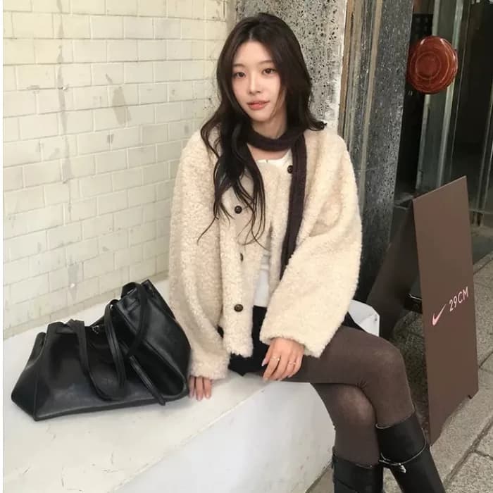 冬季实拍韩系温柔时尚小香风简约圆领双排扣绒毛短款百搭外套女装 - 缩略图3