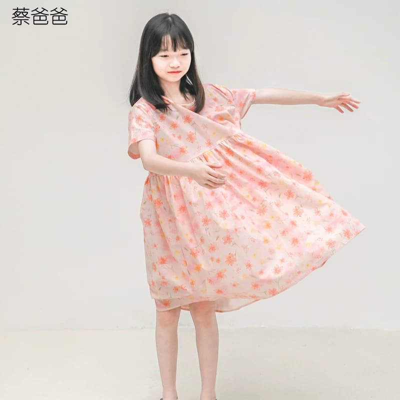 蔡爸爸原创童装2026新夏季盘扣裙子小个子女装粉色碎花连衣裙231 - 缩略图3