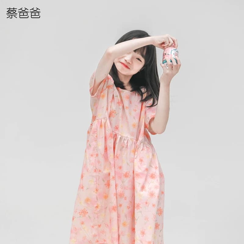 蔡爸爸原创童装2026新夏季盘扣裙子小个子女装粉色碎花连衣裙231 - 缩略图2