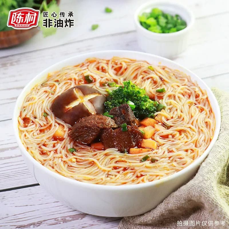 陈村桶装过桥米线速食冲泡米粉6桶酸辣牛肉味方便夜宵香菇炖鸡粉 - 缩略图2