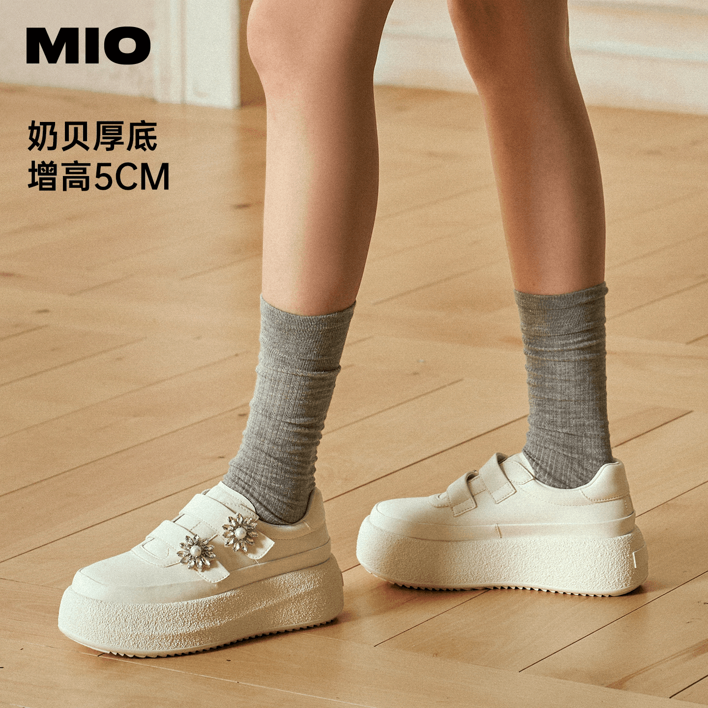 MIO米奥休闲板鞋2026秋季新款厚底增高5cm花朵饰扣纯白通勤单鞋女 - 缩略图5