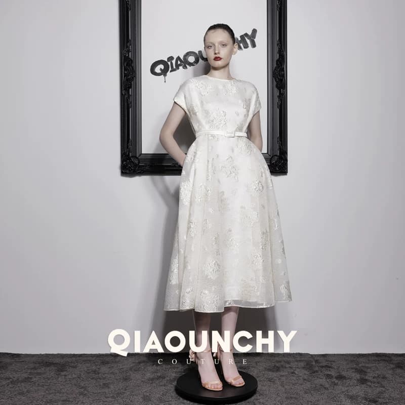 真丝浮雕提花 QIAOUNCHY俏云曦｜杏色法式优雅a字摆复古连衣裙 - 缩略图3