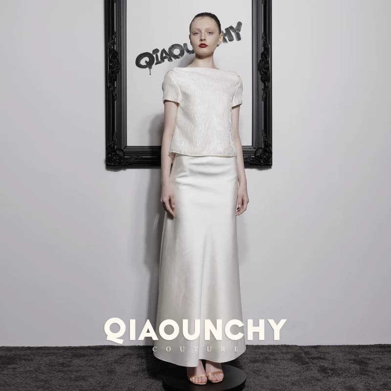 蝴蝶背 QIAOUNCHY俏云曦｜杏色浮雕提花深V领露背立裁短上衣女 - 缩略图3