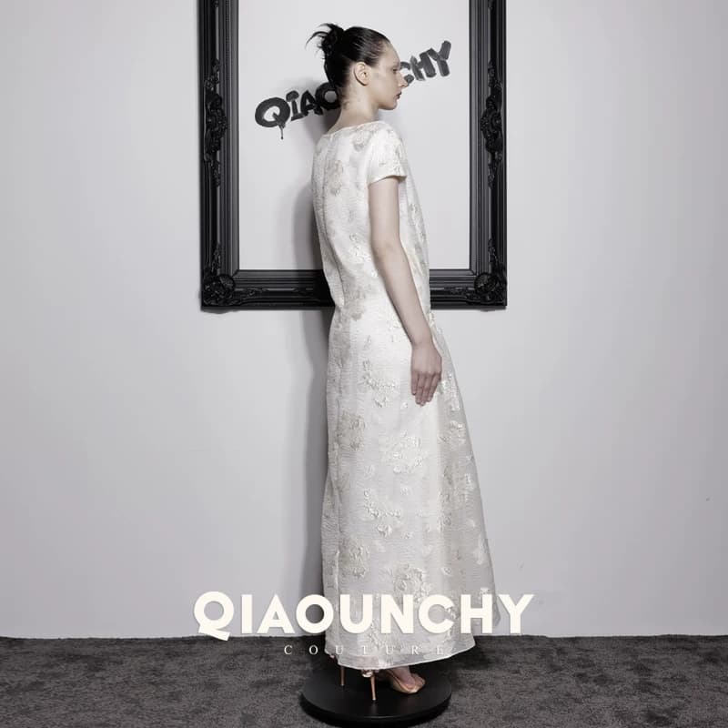 真丝浮雕提花 QIAOUNCHY俏云曦｜杏色真丝提花一字领系带长裙 - 缩略图4