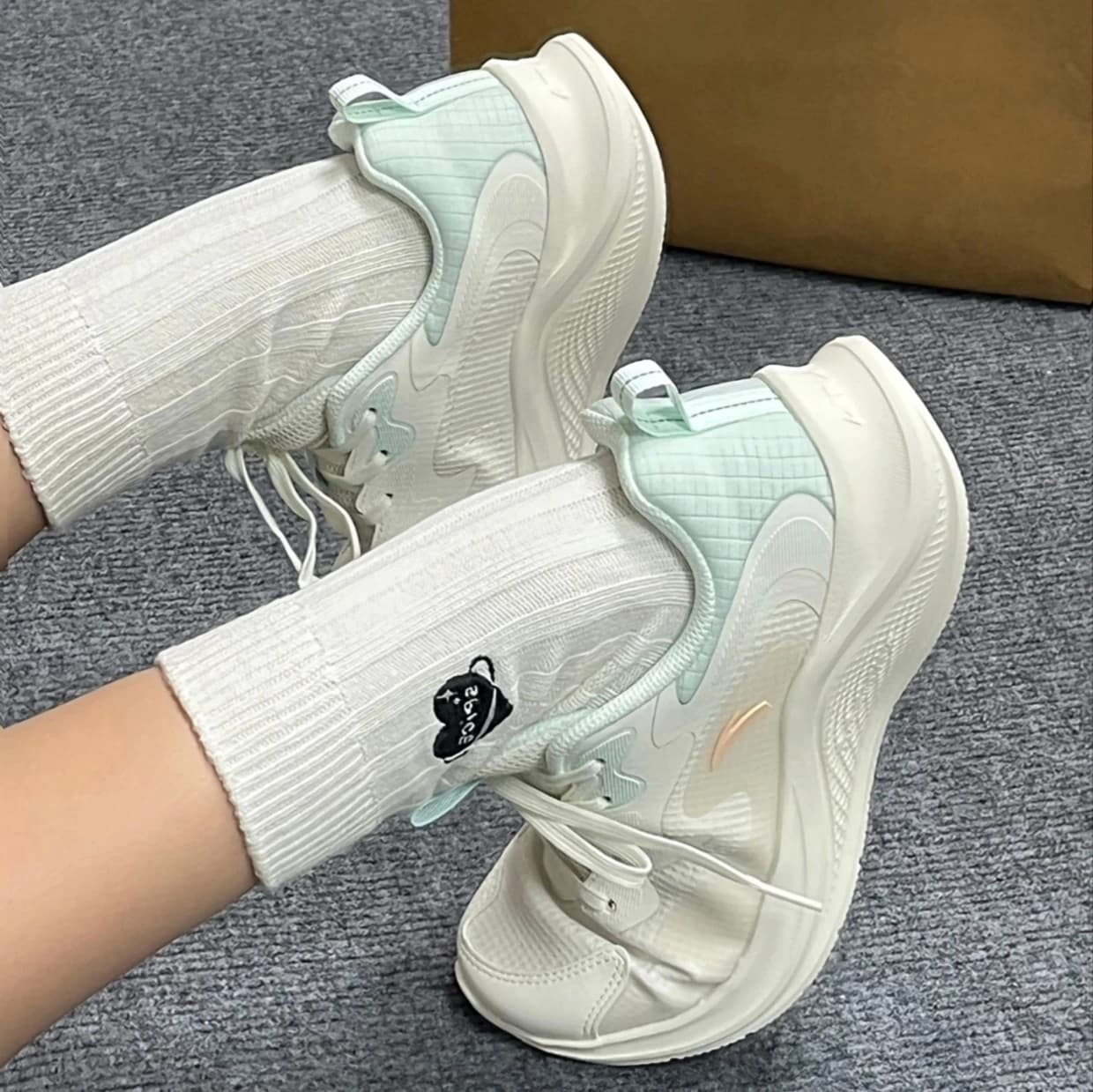 安踏漫步跑鞋女2024夏季新款跑鞋轻便减震透气软底运动鞋女跳绳鞋 - 缩略图2