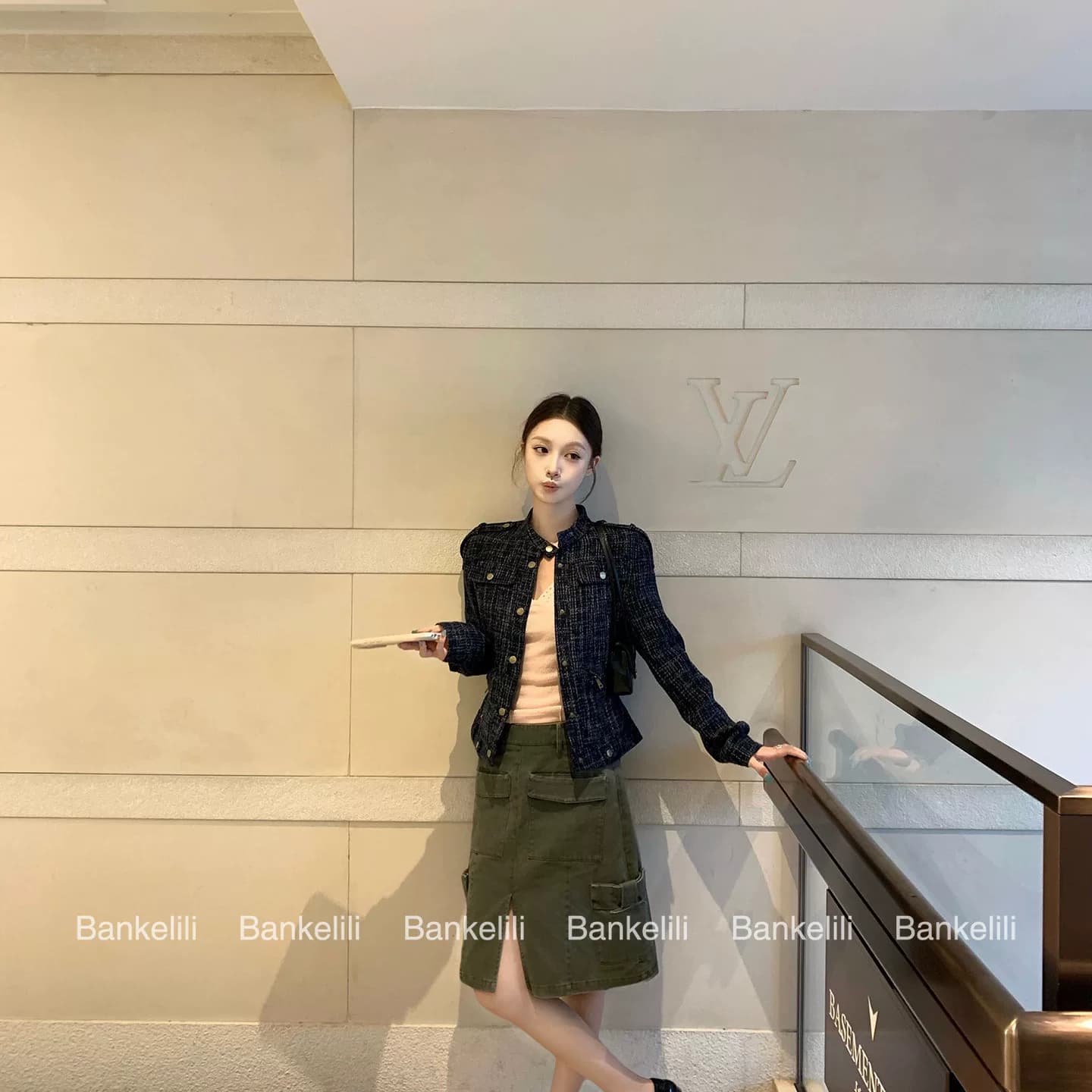 秋季实拍单排扣小香风立领纯单色长袖细纹理中腰短款夹克外套女装 - 缩略图3