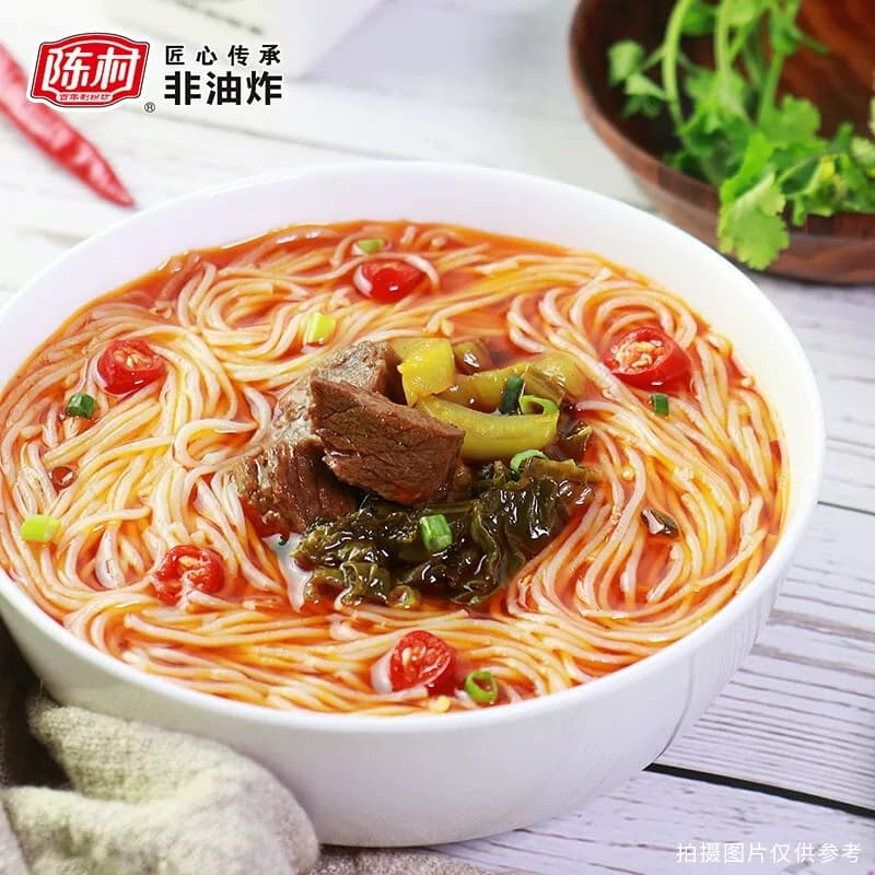 陈村桶装过桥米线速食冲泡米粉6桶酸辣牛肉味方便夜宵香菇炖鸡粉 - 缩略图4