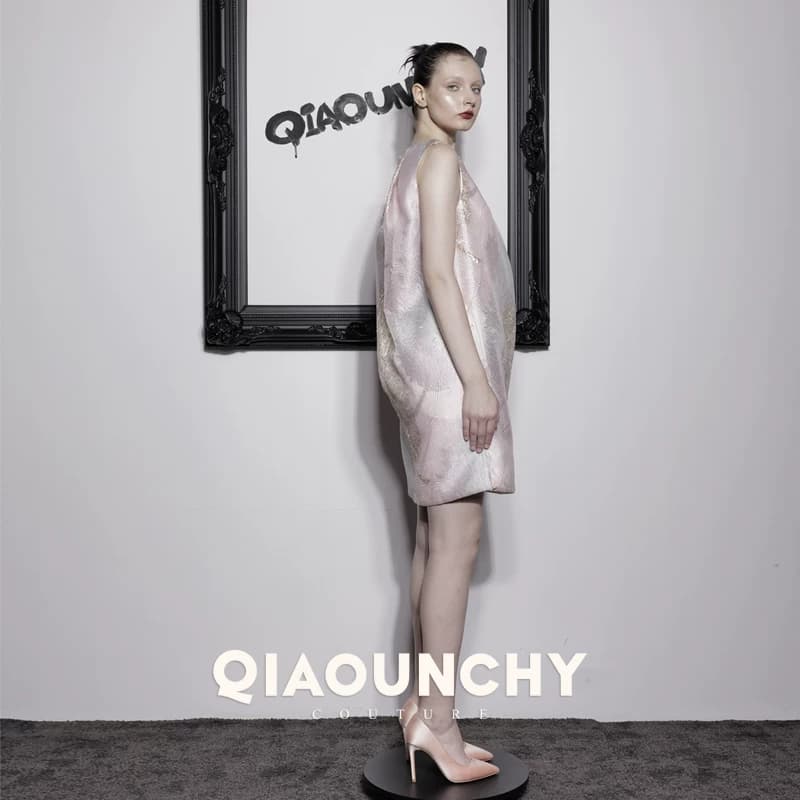 欧洲进口提花料 QIAOUNCHY俏云曦｜金粉色羽毛提花圆领阔褶连衣裙 - 缩略图3