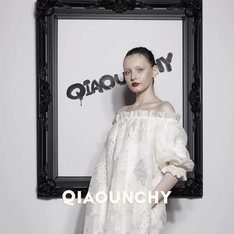 真丝浮雕提花 QIAOUNCHY俏云曦｜杏色真丝提花一字领中长连衣裙 - 缩略图2