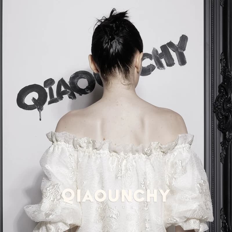 真丝浮雕提花 QIAOUNCHY俏云曦｜杏色真丝提花一字领中长连衣裙 - 缩略图3