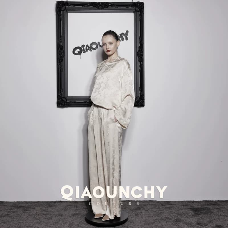 苏杭丝绸 QIAOUNCHY俏云曦｜杏色暗纹提花中式盘扣上衣阔腿裤套装 - 缩略图3