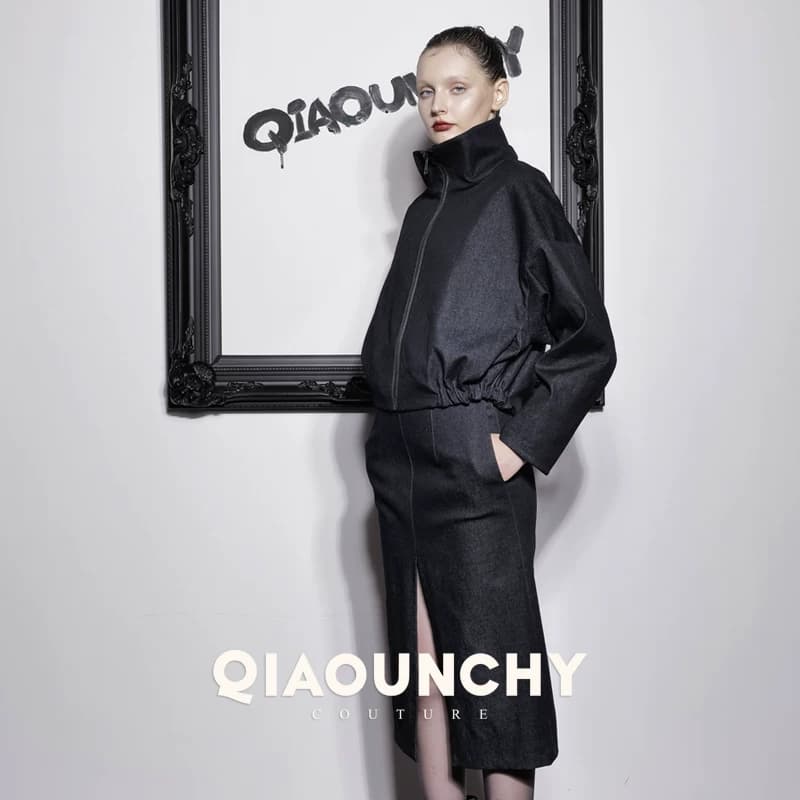 极简主义 QIAOUNCHY俏云曦 | 蓝色洗水牛仔高领短外套开衩半身裙 - 缩略图3