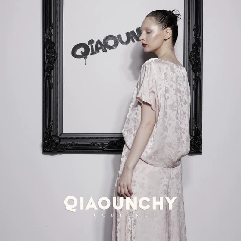 苏杭丝绸 QIAOUNCHY俏云曦 | 香槟粉暗纹提花上衣提花半裙套装 - 缩略图2