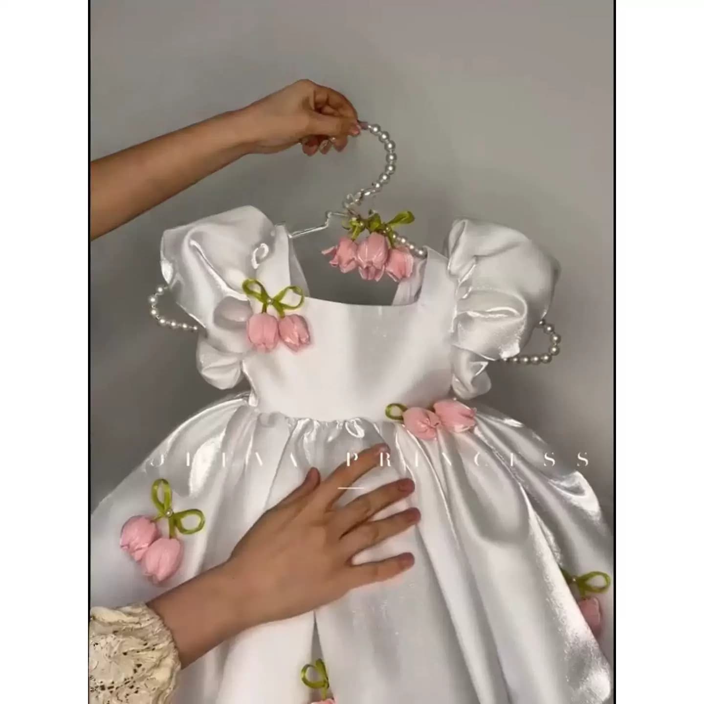 女童白色连衣裙女宝宝生日礼服郁金香花朵蓬蓬裙绑带泡泡袖公主裙 - 缩略图4