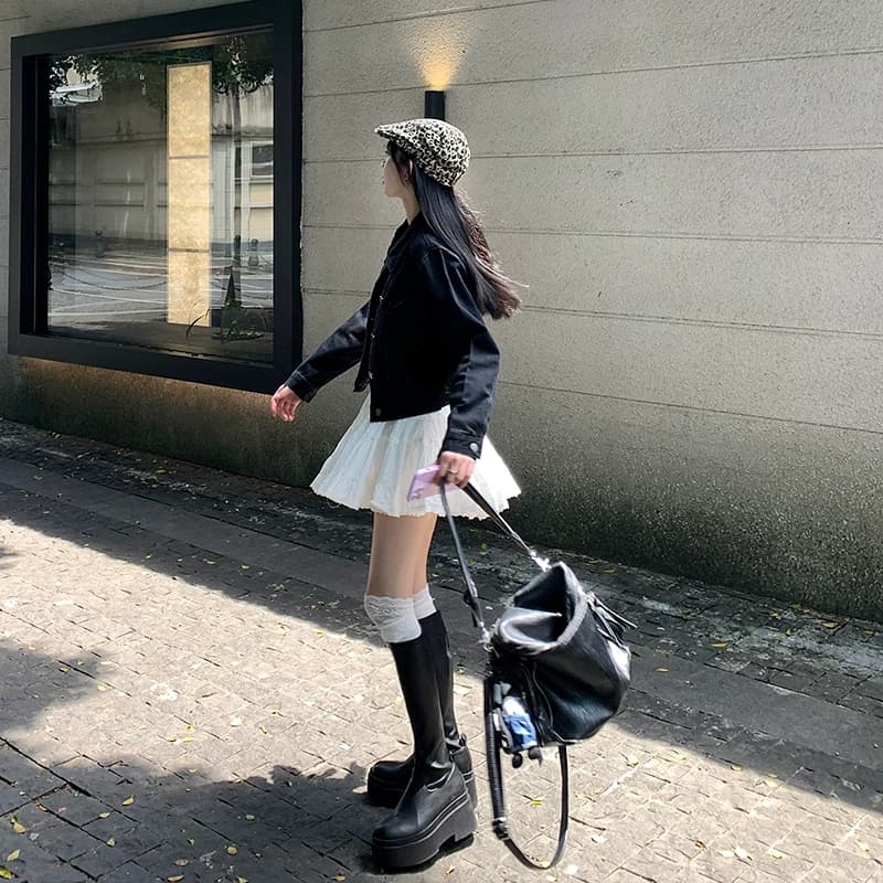 艾恩晟 牛仔外套短款港风潮酷女士正肩夹克宽松修身黑色小个子 - 缩略图2