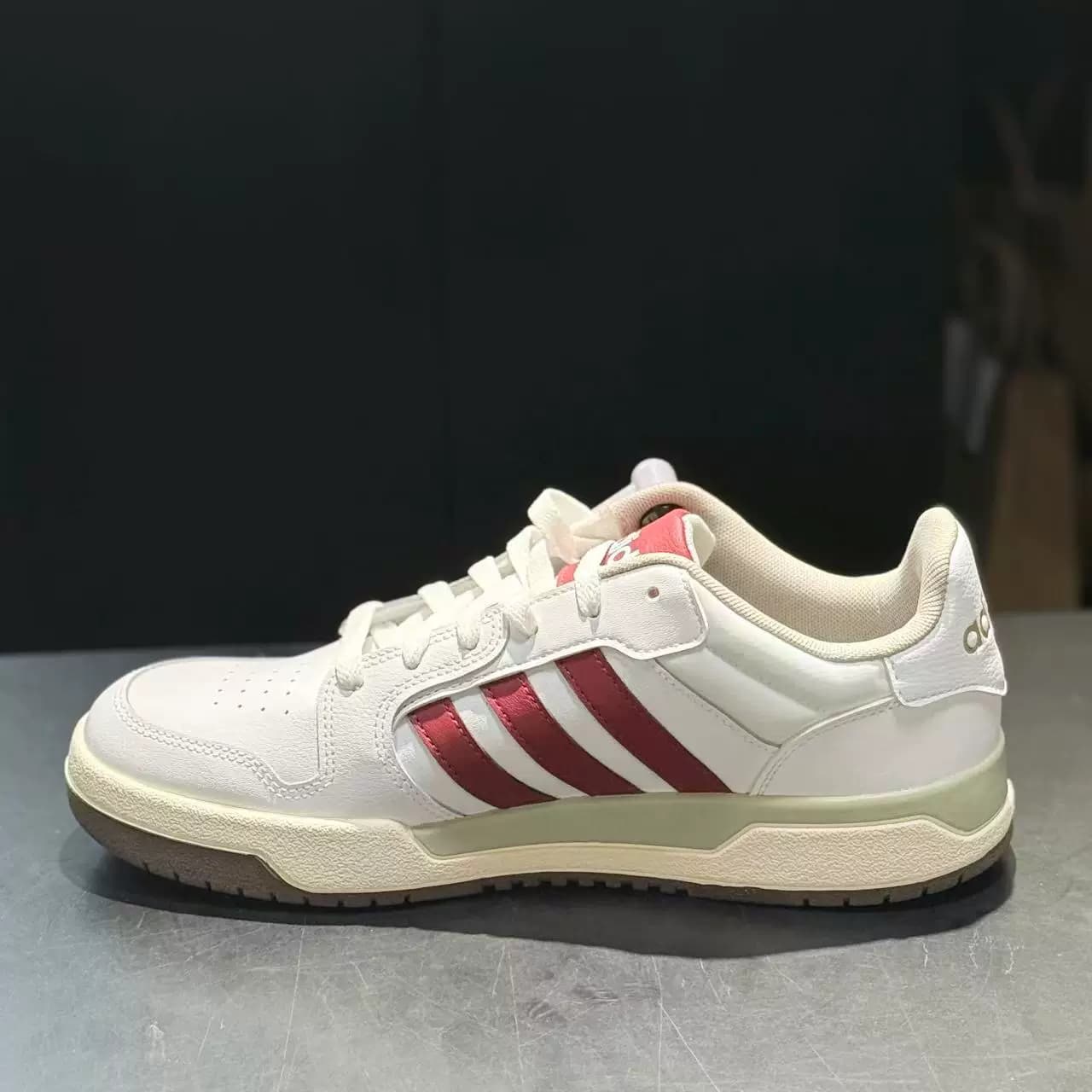 【坏蛋】adidas/阿迪达斯男女情侣百搭低帮运动板鞋JQ3926 - 缩略图2