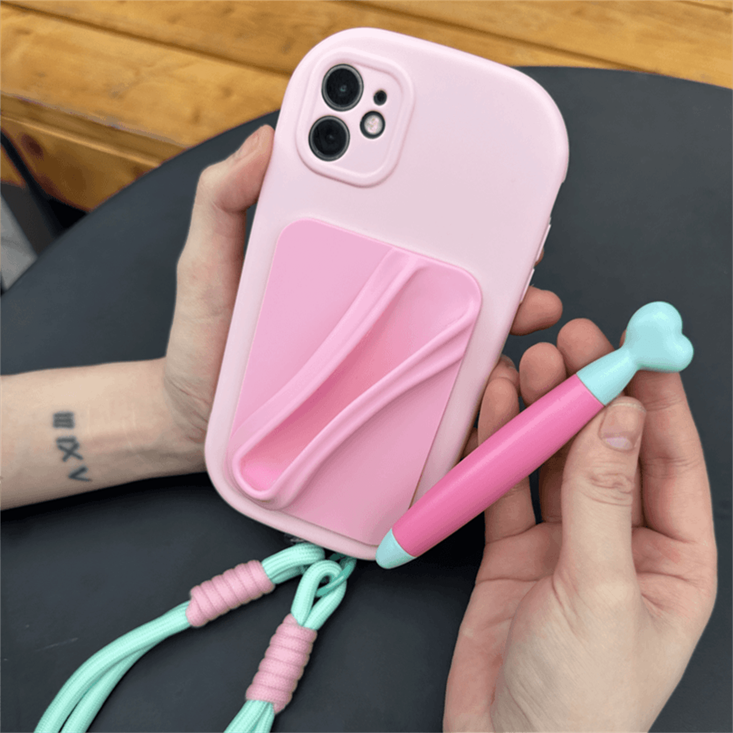 带手写笔适用苹果17promax手机壳iPhone16pro可放触屏笔14冬天防冻15promax海莉支架13带挂绳12小众创意x外壳 - 缩略图3