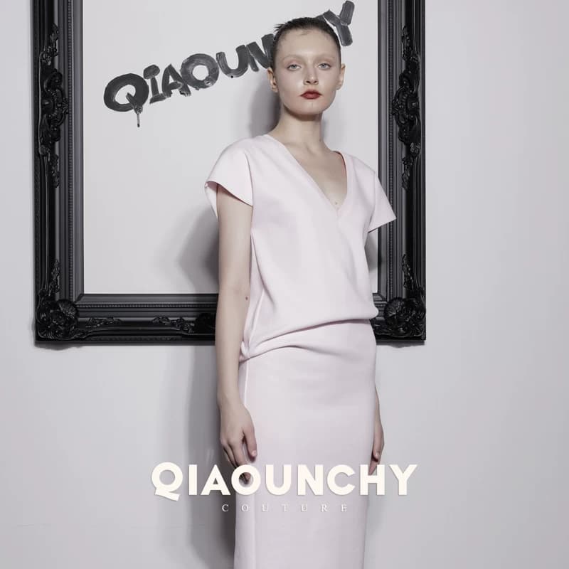樱花粉 QIAOUNCHY俏云曦｜优雅修身V领小角袖针织包臀连衣裙长裙 - 缩略图3