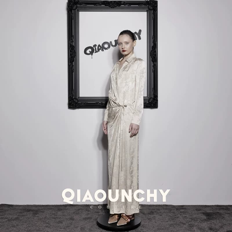 苏杭丝绸 QIAOUNCHY俏云曦｜新品杏色暗纹提花高开衩衬衫式连衣裙 - 缩略图2