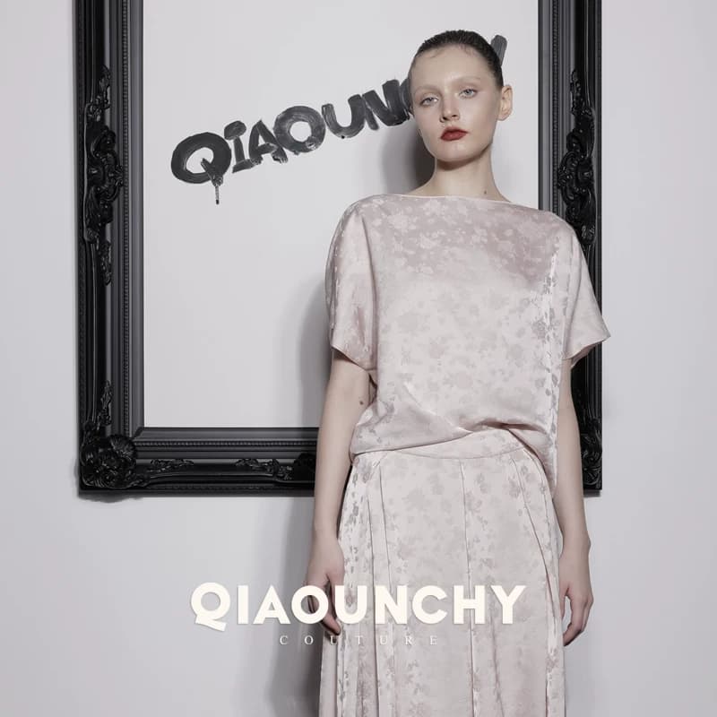 苏杭丝绸 QIAOUNCHY俏云曦 | 香槟粉暗纹提花上衣提花半裙套装 - 缩略图3