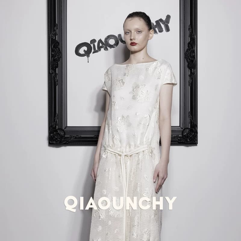 真丝浮雕提花 QIAOUNCHY俏云曦｜杏色真丝提花一字领系带长裙 - 缩略图2