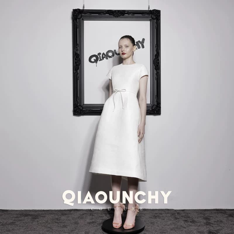 法式立裁 QIAOUNCHY俏云曦｜杏色高密褶圆领收腰a字连衣裙长裙 - 缩略图4