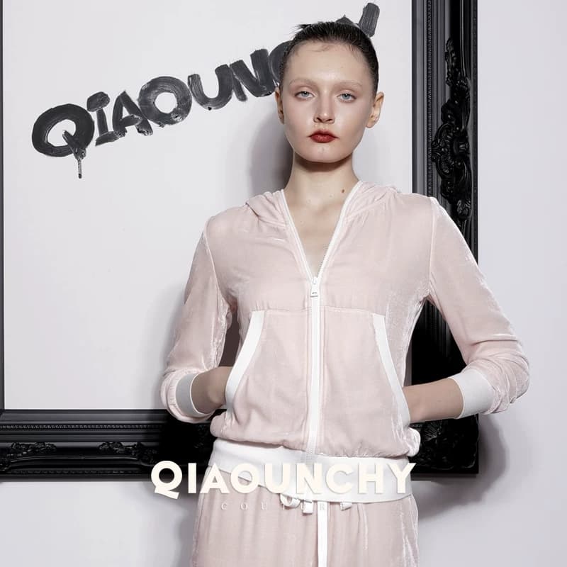 舒适感 QIAOUNCHY俏云曦 | 粉色真丝丝绒连帽衫阔腿裤套装26春装 - 缩略图4