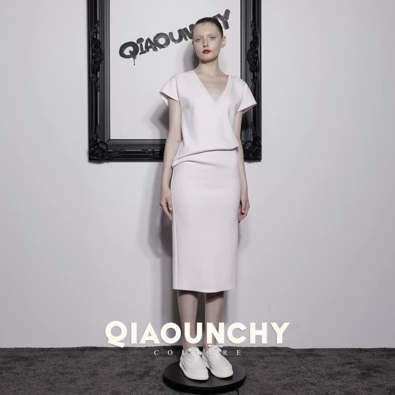 樱花粉 QIAOUNCHY俏云曦｜优雅修身V领小角袖针织包臀连衣裙长裙 - 缩略图2