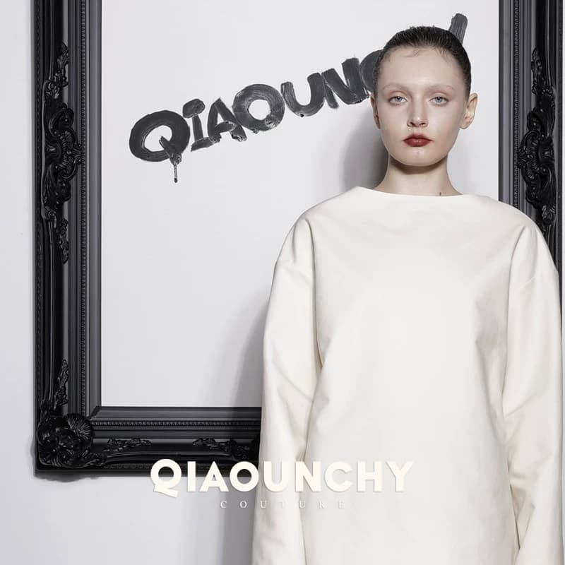 怦然心动 QIAOUNCHY俏云曦 | 杏色平纹棉圆领上衣蓝色牛仔百褶裙